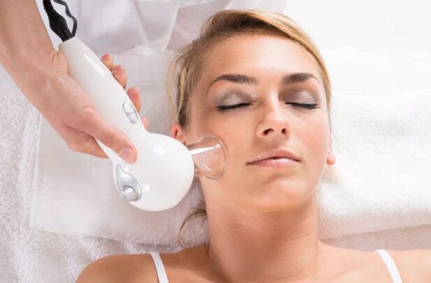 O procedură de masaj cu vid va ajuta la curățarea pielii feței și la netezirea ridurilor