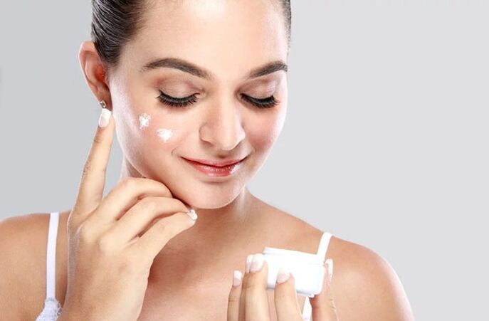Înainte de a utiliza aparatul de masaj, aplicați crema pe față